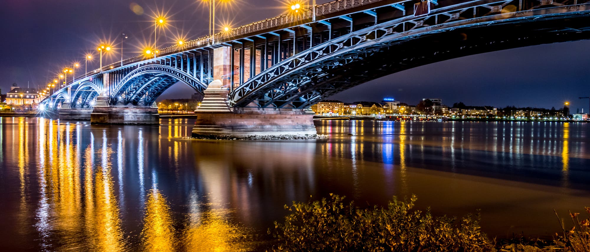 Beleuchtete Brücke bei Nacht Beleuchtete Brücke bei Nacht