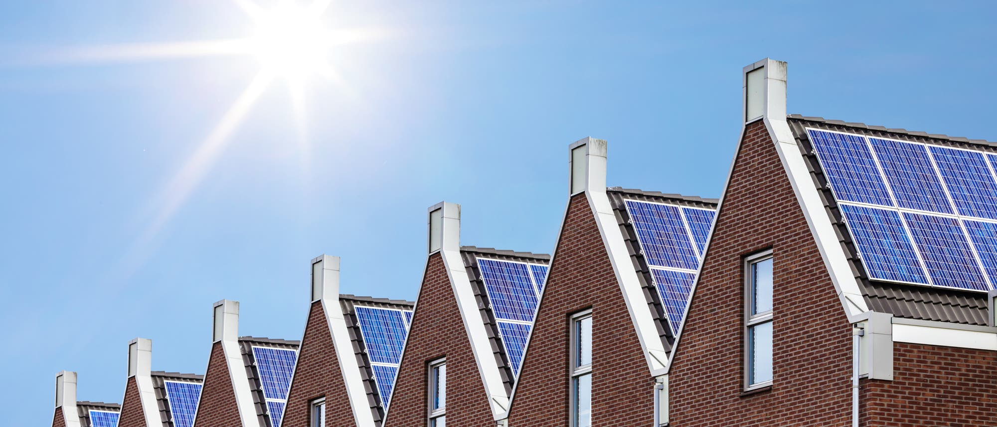 Häuserreihe mit Sonnenkollektoren Häuserreihe mit Sonnenkollektoren