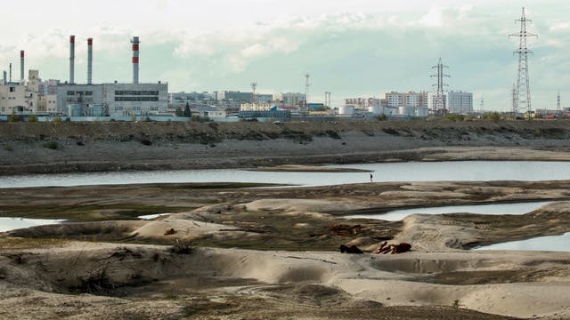 Austrocknende Lena vor Industrieanlage