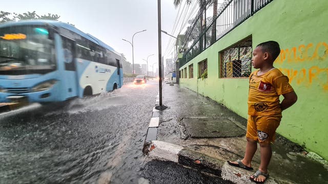 Nach heftigen Regenfällen am 16. Oktober 2020 waren Straßen in der Stadt Jakarta, Indonesien, überschwemmt.