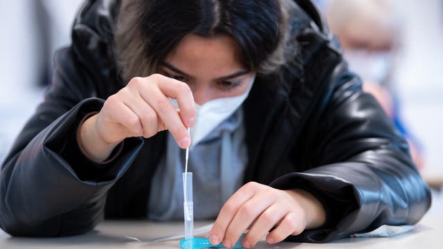Eine Schülerin an der städtischen Berufsschule für Zahnmedizinische Fachangestellte führt einen Corona-Schnelltest durch.