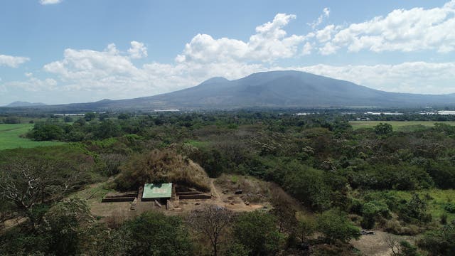 Die Pyramide oder Campana Struktur von San Andrés im Vordergrund, dahinter die Vulkanlandschaft von San Salvador.