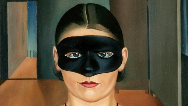 Detail aus dem Gemälde "Dame mit Maske" von Arno Henschel (1928): Man sieht das mit einer schwarzen Maske bedeckte Gesicht einer Frau mit dunklen Haaren in gedeckten Farben.