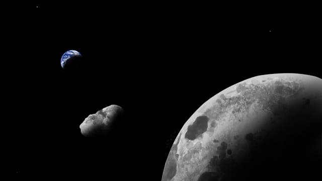 Eine Weltraumszene zeigt den Mond im Vordergrund, die Erde im Hintergrund und einen Asteroiden dazwischen. Der Mond ist detailliert mit sichtbaren Kratern und Schatten. Die Erde erscheint klein und blau-weiß, während der Asteroid unregelmäßig geformt ist. Der schwarze Weltraum bildet den Hintergrund.