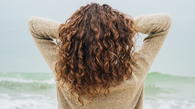 Frau mit Locken