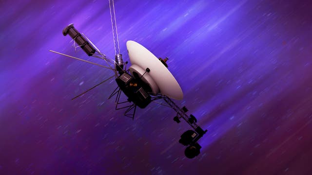 Eine Raumsonde mit einer großen, weißen Parabolantenne und mehreren Instrumentenarmen schwebt im Weltraum vor einem Hintergrund aus violetten und blauen Lichtstreifen. Die Szene vermittelt ein Gefühl von Geschwindigkeit und Bewegung durch den Kosmos.