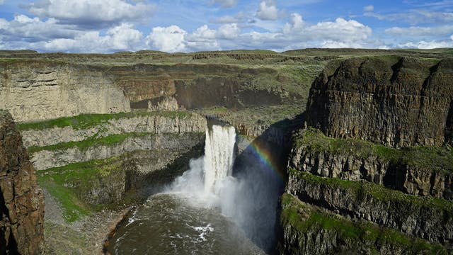 Der Palouse Falls Canyon durchschneidet die bis zu 6000 Meter dicken Lavaströme des Columbia-River-Flutbasalts.