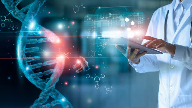 Rechts eine Frau im Kittel mit Tablet in der Hand, links ein Symbolbild einer stark stilisierten Doppelhelix, bei der aus einem der beiden Stränge zwei Nukleotide rausgetrennt sind. Fun fact: Das kann CRISPR gar nicht.