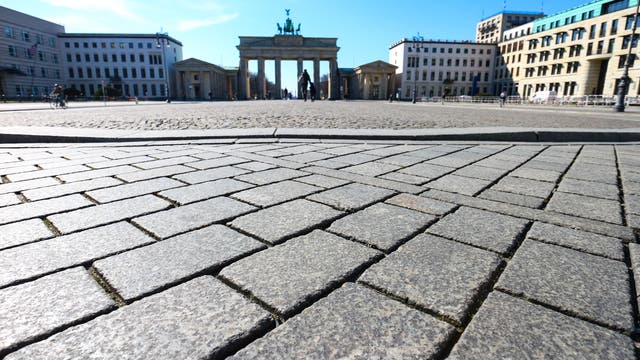 Während der Corona-Kontaktsperren im Frühjahr 2020 war der Pariser Platz nahezu menschenleer.