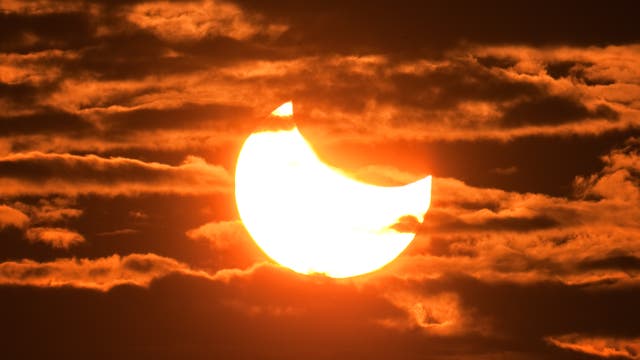 In der zweiten Juniwoche verdeckt der Mond die Sonne teilweise.